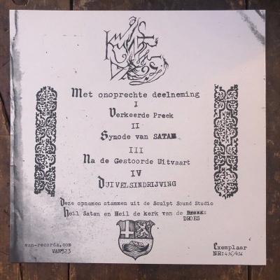 Capa de álbum com texto em holandês, elementos gráficos e padrão ornamental preto