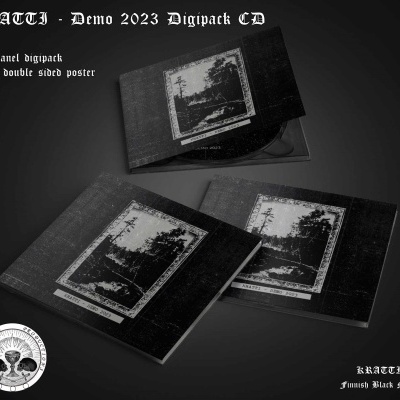 Dois digipacks de CD pretos com capa de fotografia a preto e branco de paisagem, texto promocional e selo com cogumelos.