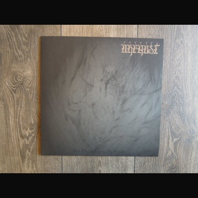 Capa de disco de vinil preta e cinza com texto 'WATAIN' em branco no canto superior direito, sobre chão de madeira.