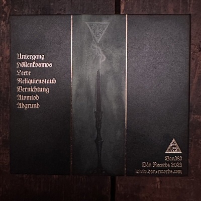 Capa de álbum preta com texto em alemão e símbolo triangular