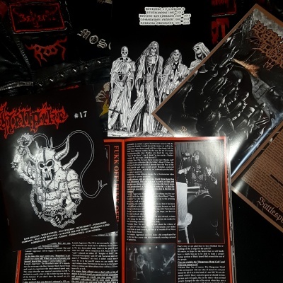 Folhetos e capas de discos de metal extremo com ilustrações de esqueletos e textos em inglês e português.