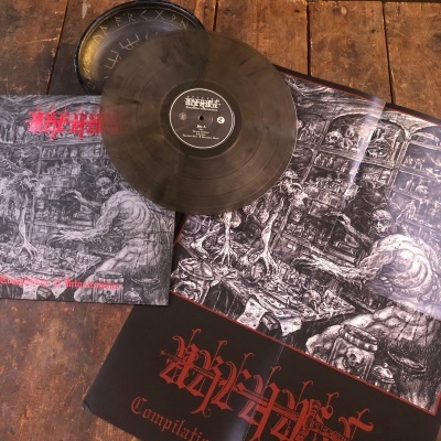 Discos de vinil com capas ilustradas em preto e branco com elementos vermelhos sobre mesa de madeira