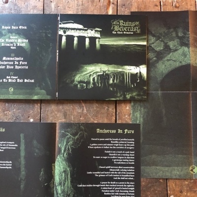 Capa e páginas interiores do álbum The Ruins of Beverast The Druid Stones com tema de ruínas antigas, cores escuras verdes e pretas e letras em fonte gótica.