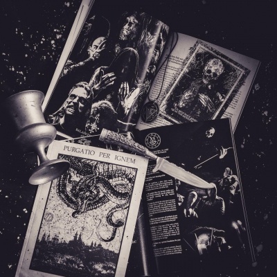 Páginas de livro aberto com ilustrações sombrias e texto em latim