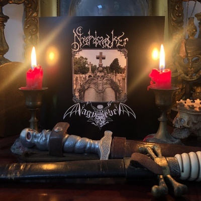 Capa de vinil de Necrokultor com velas vermelhas e adagas à frente