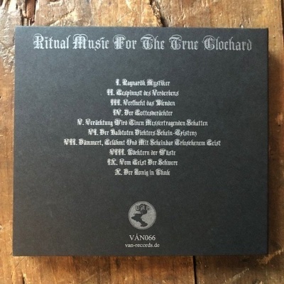 Capa preta de CD ou vinil com texto branco gótico e lista de faixas sobre mesa de madeira.