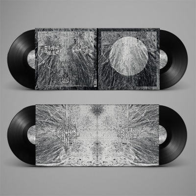 Dois discos de vinil com capas cinzentas texturizadas e texto estilizado