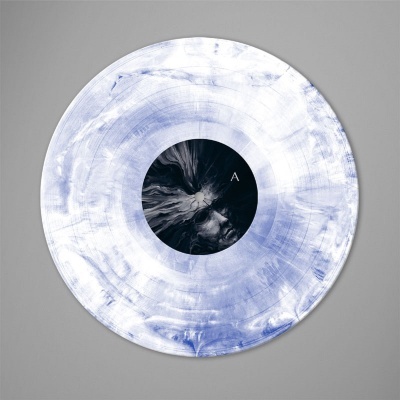 Disco de vinil translúcido azul e branco com rótulo preto e arte abstrata