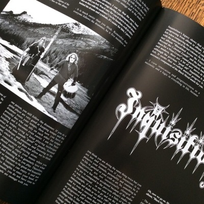 Página de revista com texto e fotografia em preto e branco de duas pessoas numa paisagem montanhosa com neve