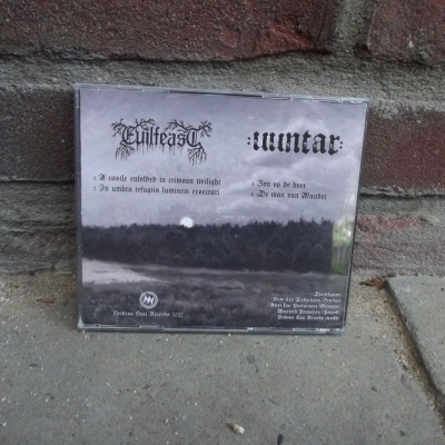Capa de CD com paisagem escura e títulos de músicas destacadas