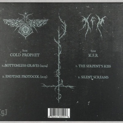 Parte traseira de álbum musical preto com faixas listadas em branco e código de barras