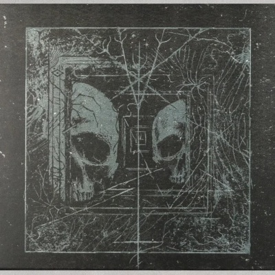 Superfície quadrada preta com desenho de duas caveiras espelhadas e texturas de teias e rachaduras