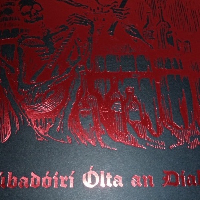 Estampa vermelha e preta com texto 'Crúbadoirí Olta an Diabhail' em fundo preto.