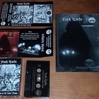 Coleção de fitas cassete e capas de álbuns Dark Horde sobre mesa de madeira