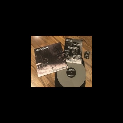 Vinil cinzento Cold Earth, capa Our Dark Embraces preto e branco e folhetos no chão de madeira.