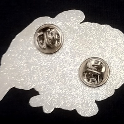 Verso de pin metálico com dois fechos borboleta