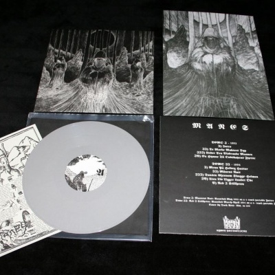 Álbum vinil preto e branco com ilustrações sombrias e disco cinza