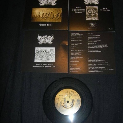 Vinil preto com capa e encarte da banda Second Siege em fundo escuro