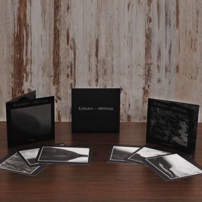 Conjuntos de cartões fotográficos em preto e branco em embalagens pretas sobre mesa de madeira