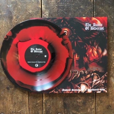 Disco de vinil vermelho e preto com capa detalhada em tons vermelhos e pretos