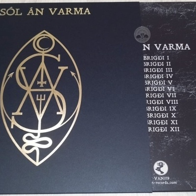 Objeto preto com design dourado e texto em língua provavelmente islandesa