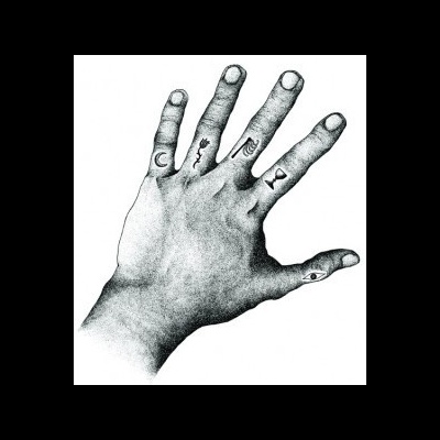 Desenho preto e branco de mão com tatuagens de símbolos distintos nos dedos