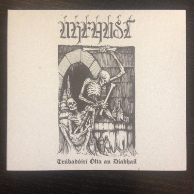 Capa com ilustração de esqueletos e texto gótico em preto e branco