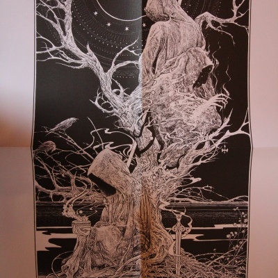 Ilustração a preto e branco com duas figuras encapuzadas junto a uma árvore e símbolos celestiais