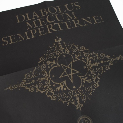 Pano preto com texto dourado e pentagrama decorativo