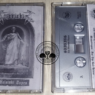 Duas cassetes audiovisuais em caixas plásticas com arte e texto 'The Helsinki Tapes' e TS1