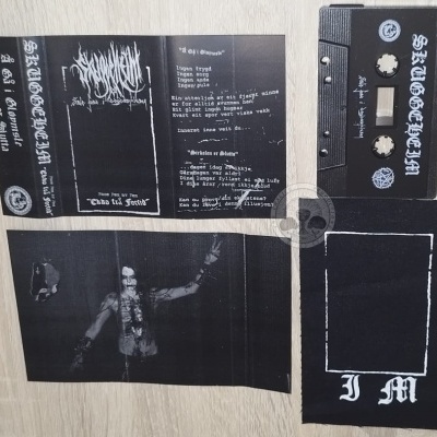 Cassete e folhetos da banda Slugebirth em preto e branco com textos e imagem de figura pintada no corpo