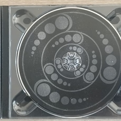 Caixa de CD aberta com disco decorado e imagens espaciais internas