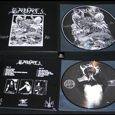 Vinil e capa do álbum da banda Sargeist com arte preta e branca e lista de faixas