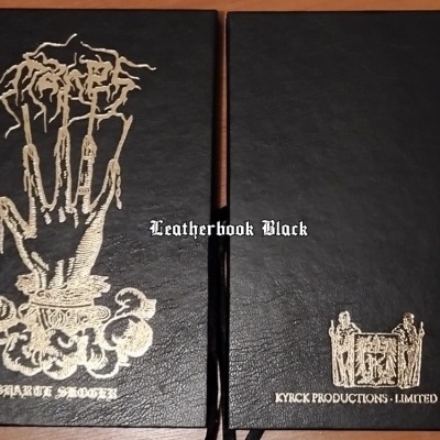 Dois cadernos de capa preta com ilustrações e textos dourados, um com mão esquelética e outro com símbolo e texto de edição limitada.