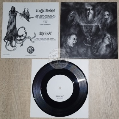 Disco de vinil preto com capa ilustrada em preto e branco e texto em inglês