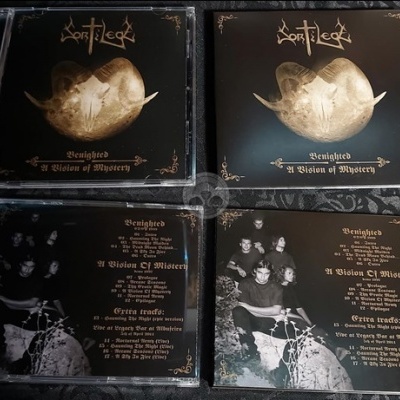 CDs e contracapas do álbum 'Venglische A Vision Of Mystery' da banda Sortilegia com rinoceronte dourado