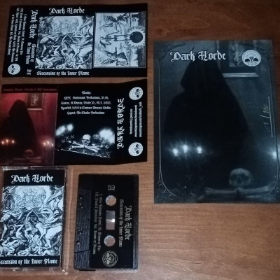 Itens da banda Dark Horde com cassete, capa e poster em preto e branco e tons escuros