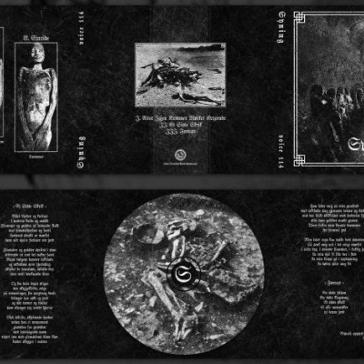 Imagem de uma capa de CD/vinil em preto e branco com arte de esqueletos, texto e cena de corredor com pessoas.