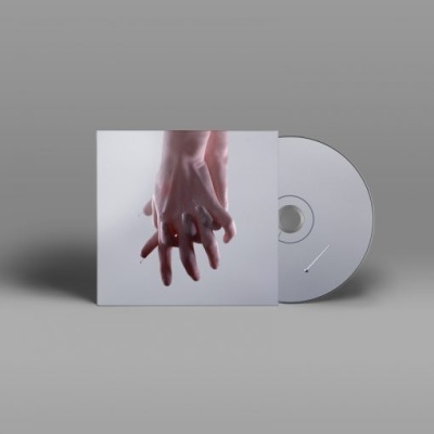 CD branco com capa mostrando foto de mãos entrelaçadas num fundo cinzento.