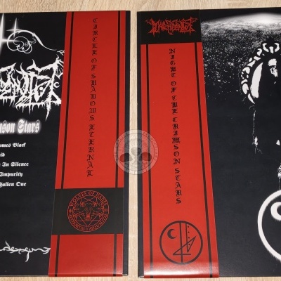 Capa e contracapa de vinil duplo com desenhos e textos brancos sobre fundo preto e vermelho.