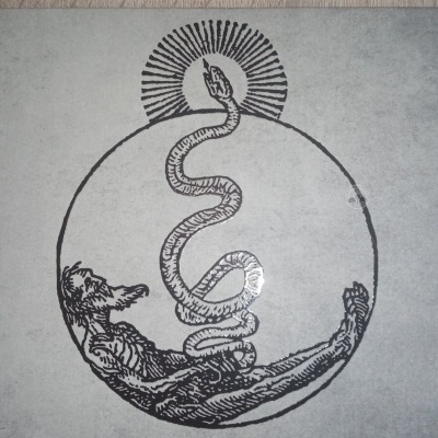 Desenho preto de figura humana reclinada com serpente num círculo em fundo cinzento.
