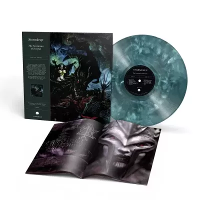 Vinil Stormkeep The Nocturnes of Iswylm com capa ilustrada, disco marmoreado e livreto aberto.