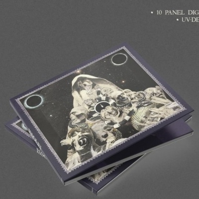 Digipack com capa ilustrada de astronautas em espaço