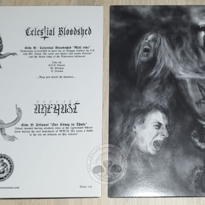 Capa de álbum preto e branco com texto e ilustração sombria de figuras e símbolos ocultos