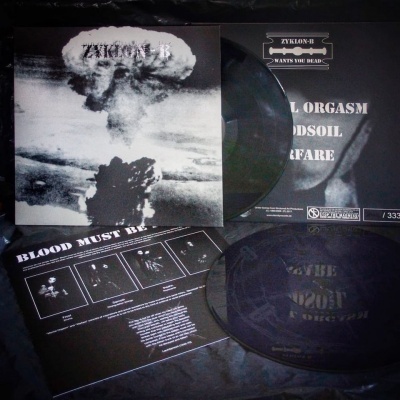 Álbum de vinil Zyklon-B com capa de explosão nuclear em preto e branco e contracapa com lista de músicas