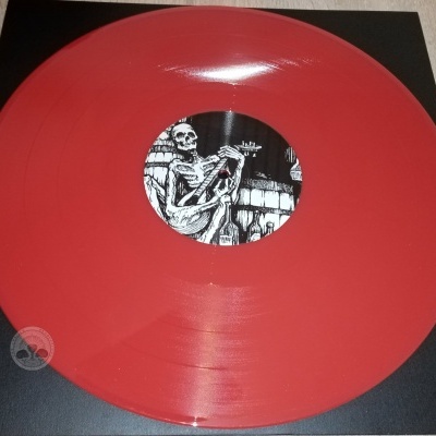 Disco de vinil vermelho com etiqueta central de esqueleto a tocar violão