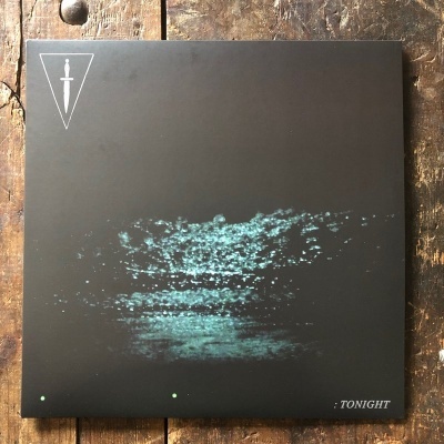 Capa de álbum musical em tons escuros com padrão abstrato azul e símbolo de adaga branca