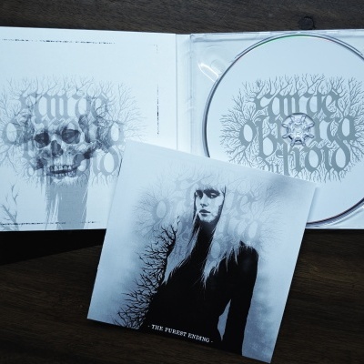 Pack de CD com arte gráfica em preto e branco com caveira e imagem de mulher.