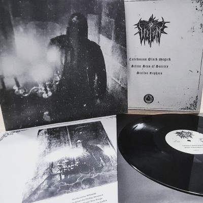 Disco de vinil preto com capa e encarte em cinza e branco, texto gótico e imagem de pessoa encapuzada.