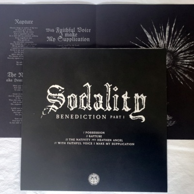 Capa de álbum musical preto e folhas com letra impressa
